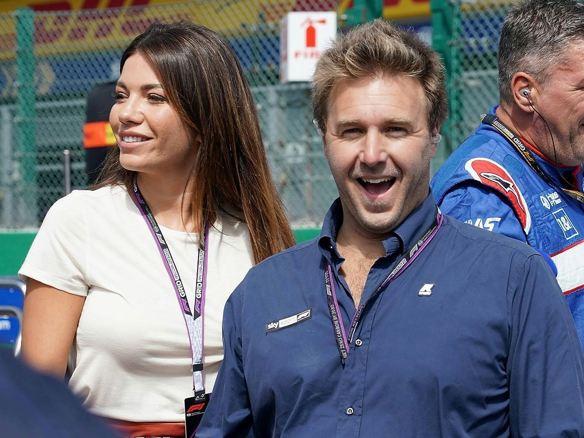 Moderator und Ex-Rennfahrer Davide Valsecchi steht neben Moderatorin Federica Masolin.