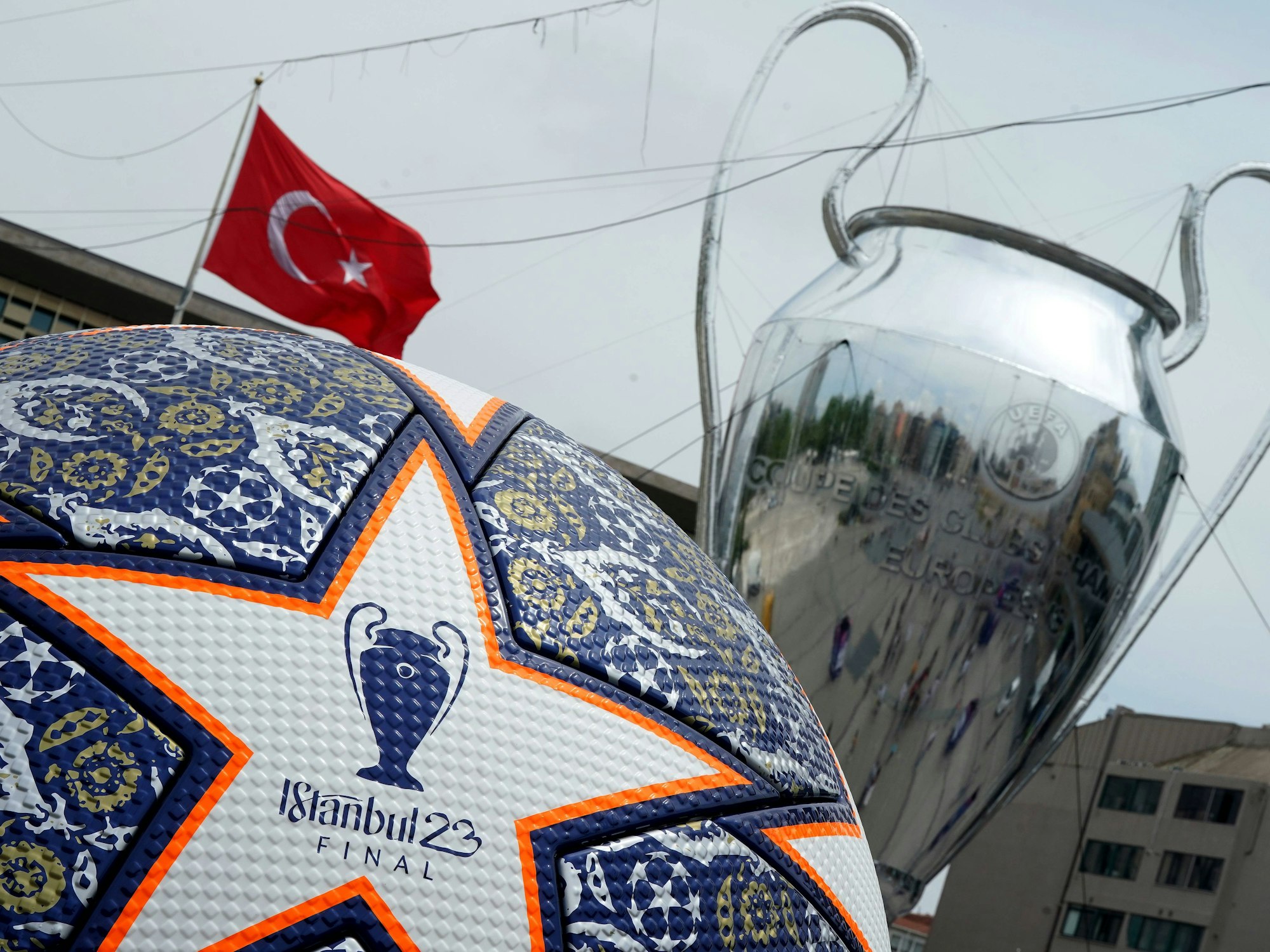 Die Champions-League-Trophäe und der Final-Ball vor eine türkischen Flagge.