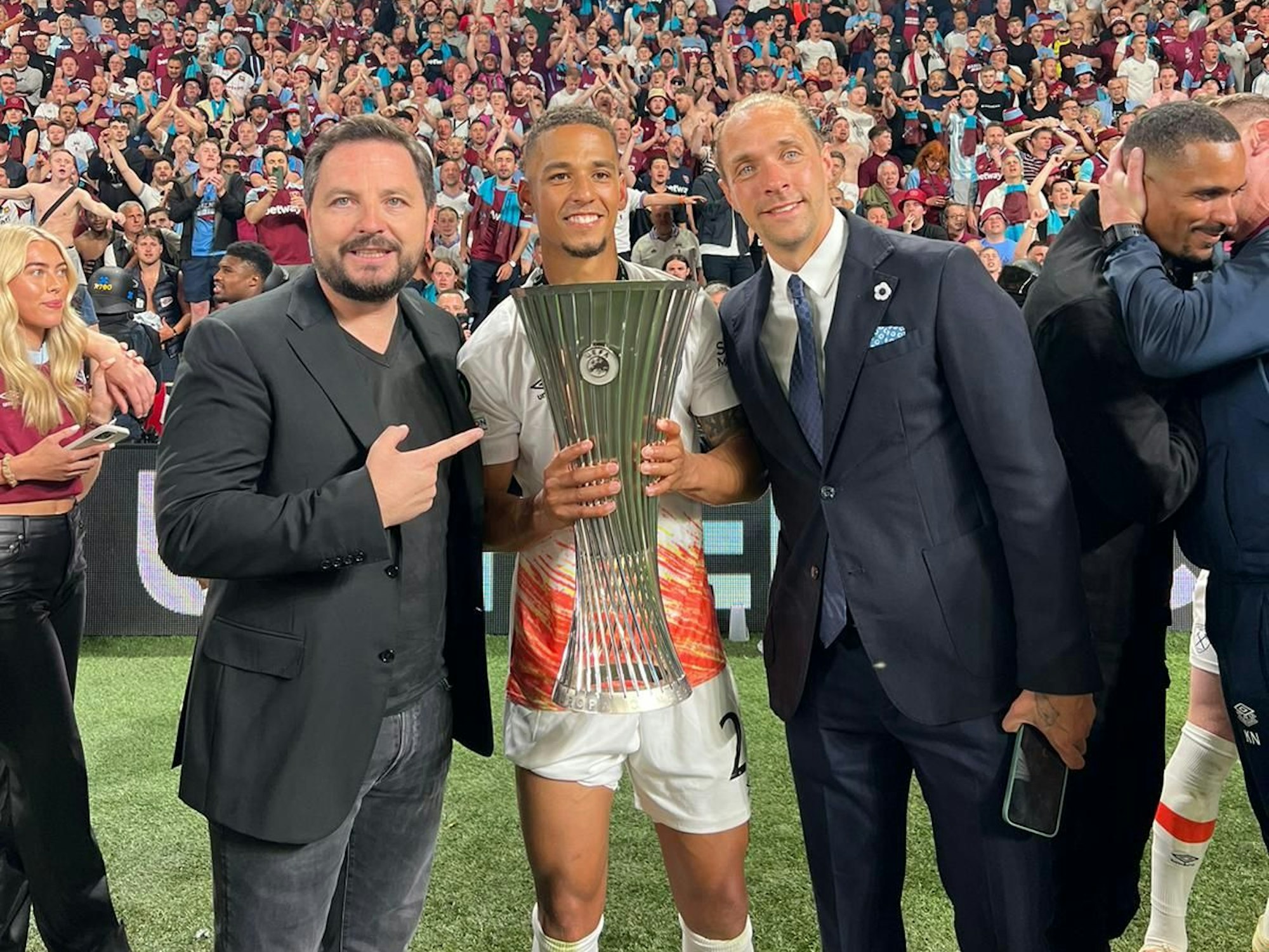 Berater Dirk Hebel (l.) mit seinem Klienten und Nationalspieler Thilo Kehrer und der Conference-League-Trophäe.
