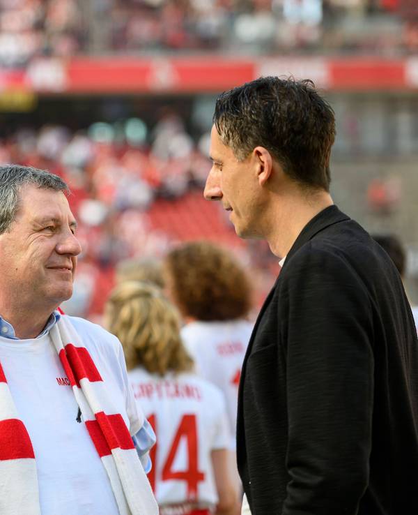 Christian Keller und Werner Wolf sprechen im Rhein-Energie-Stadion.