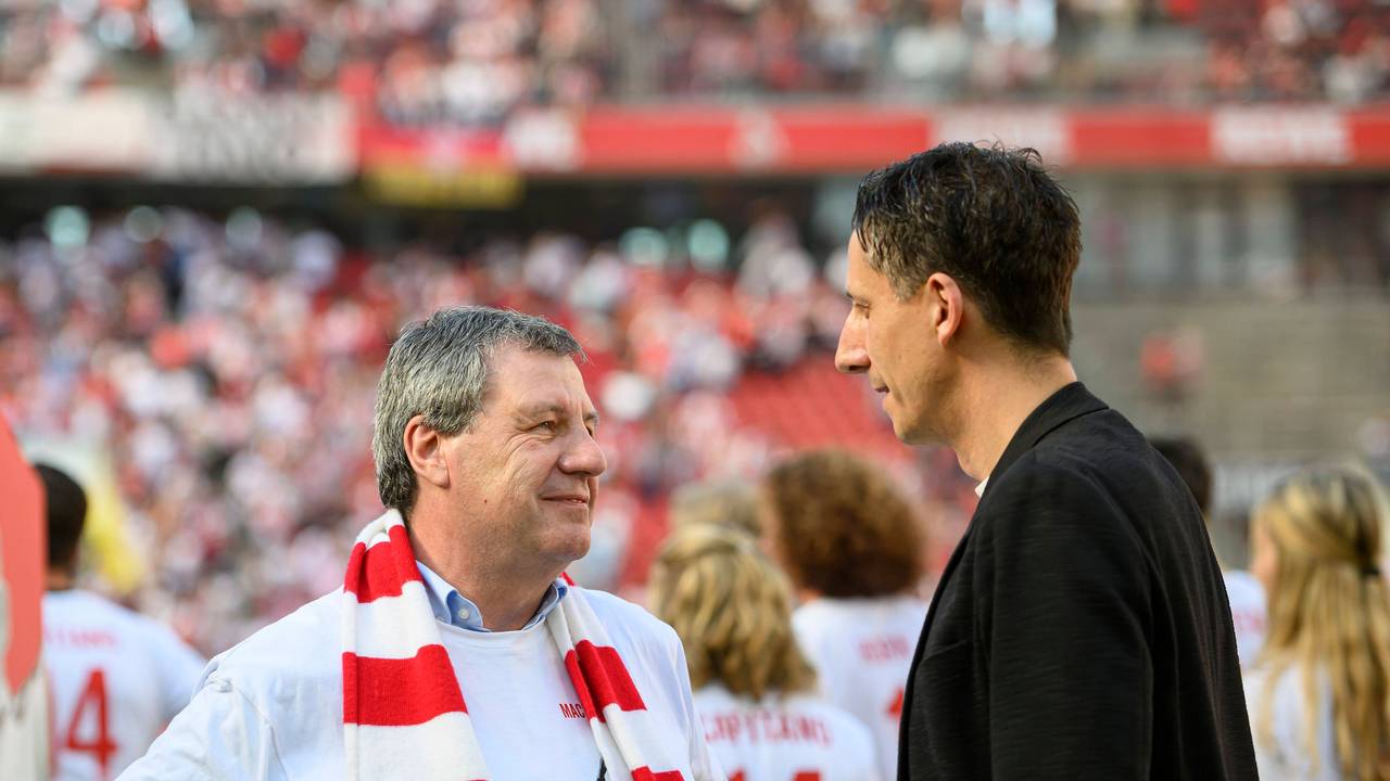 Christian Keller und Werner Wolf sprechen im Rhein-Energie-Stadion.