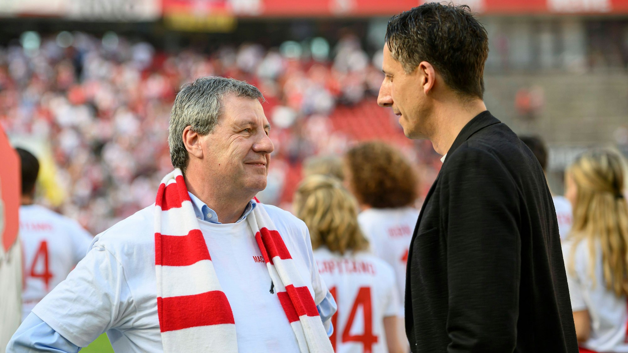 Christian Keller und Werner Wolf sprechen im Rhein-Energie-Stadion.