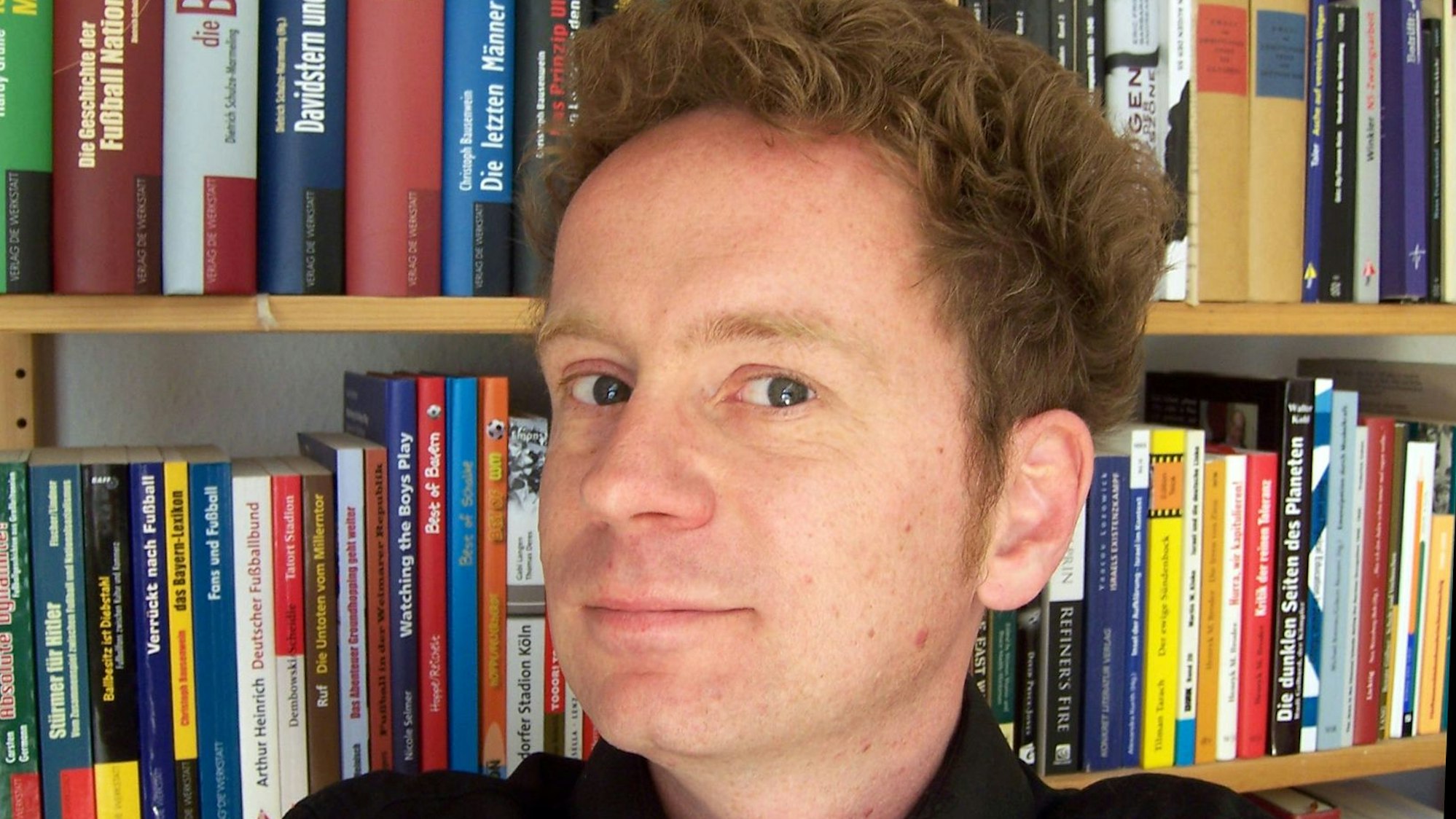 Alex Feuerherdt guckt in die Kamera.