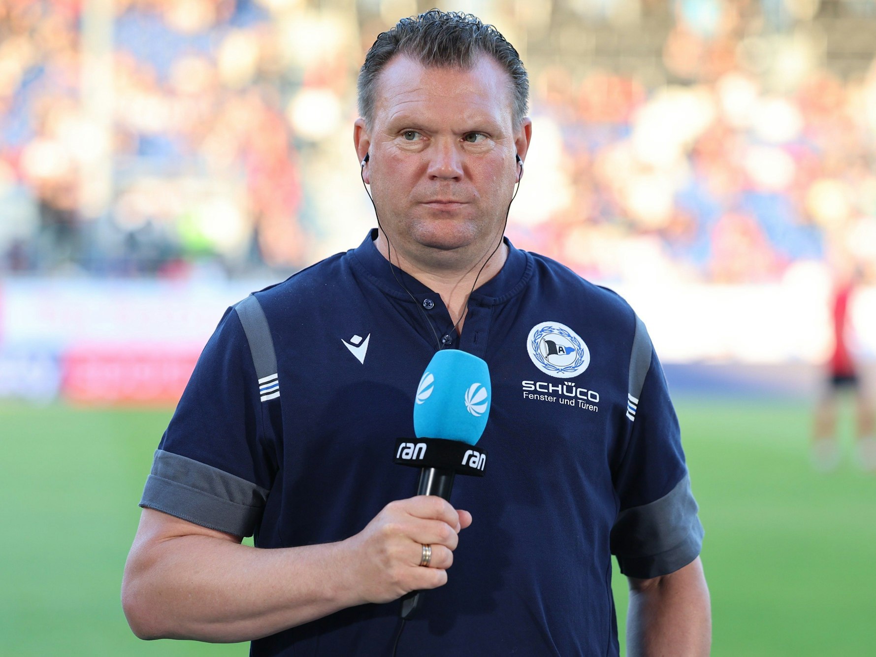 Bielefelds Trainer Uwe Koschinat gibt vor dem Spiel ein Interview.