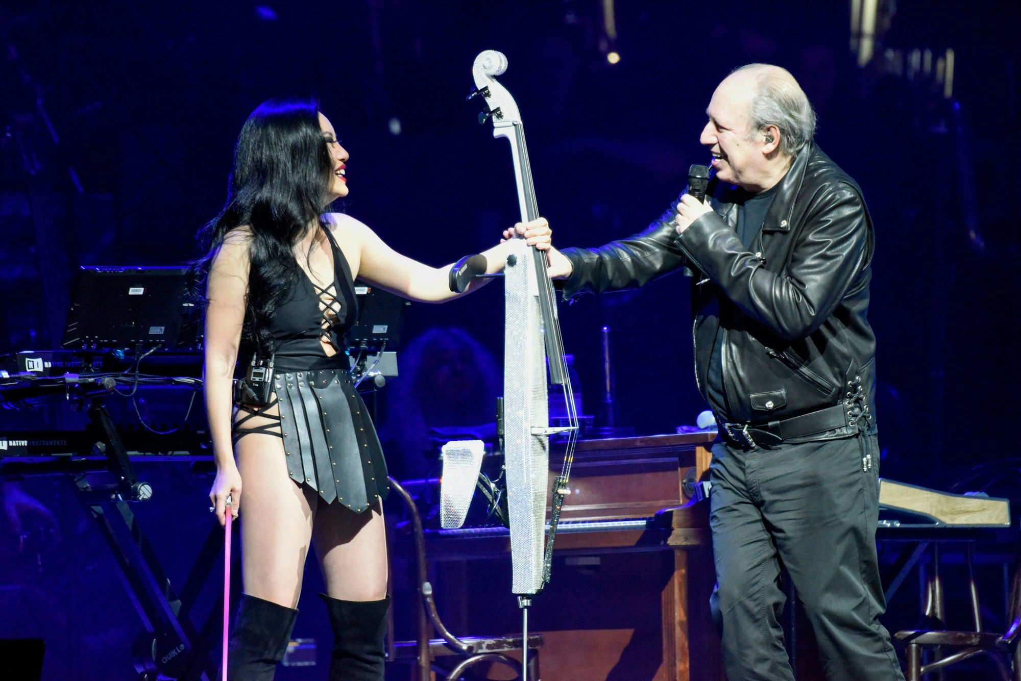 Hans Zimmer und Cellistin Tina Guo am 9. Juni 2023 in der Lanxess-Arena in Köln.