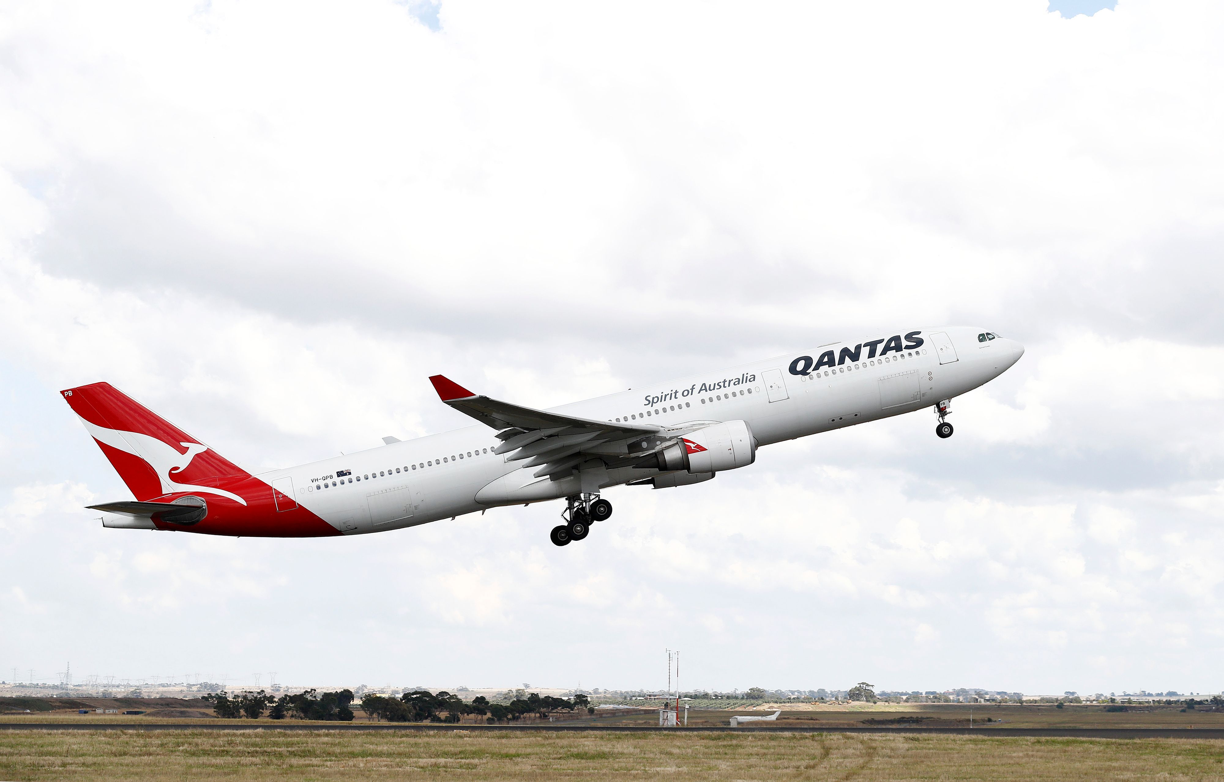 Ein Flugzeug der Quantas Airlines hebt von der neuen Startbahn des Flughafens Melbourne ab, hier im Januar 2022.
