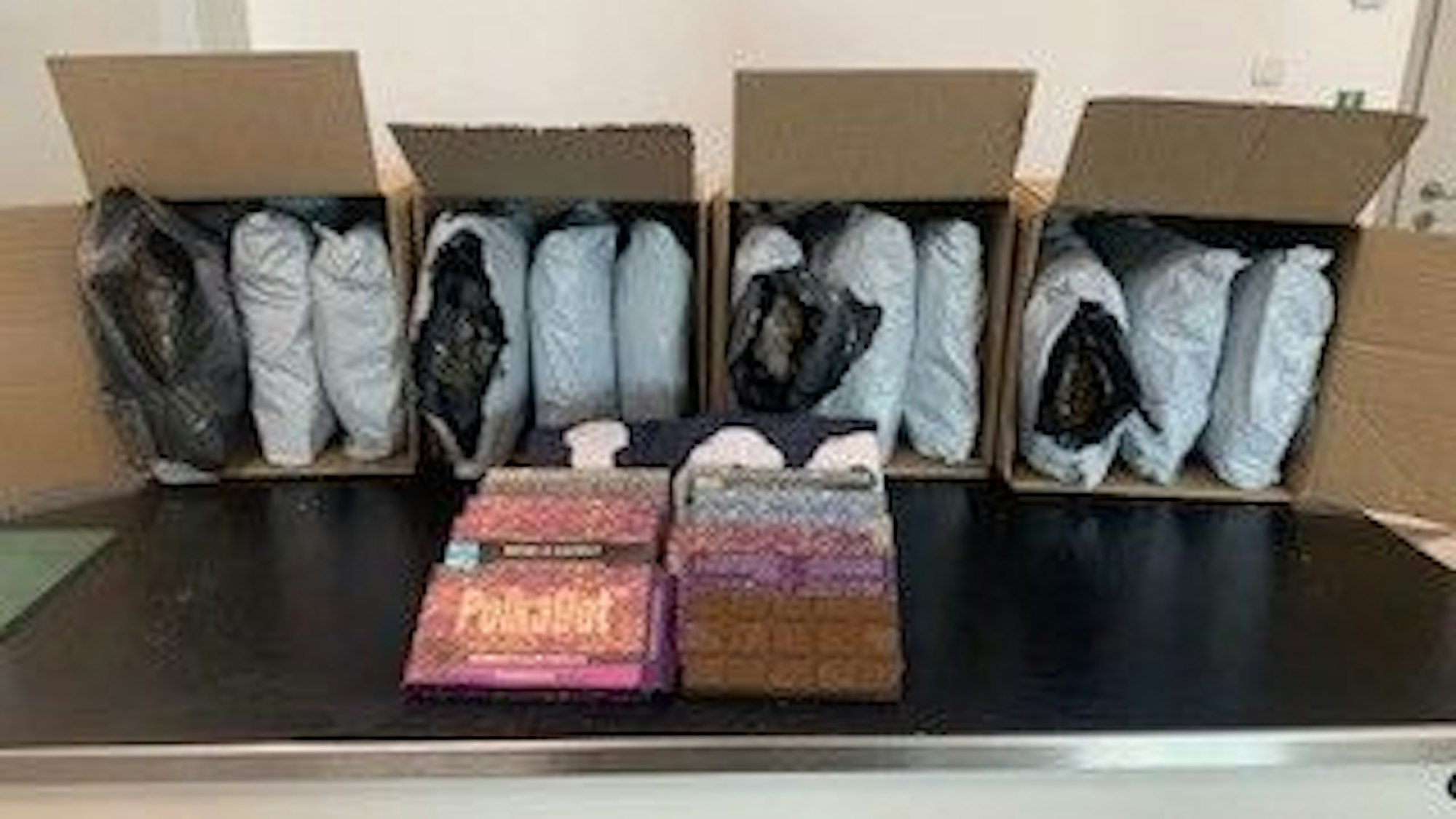 Drogen, die am Flughafen Köln/Bonn gefunden wurden. Sie waren als Sportkleidung getarnt.