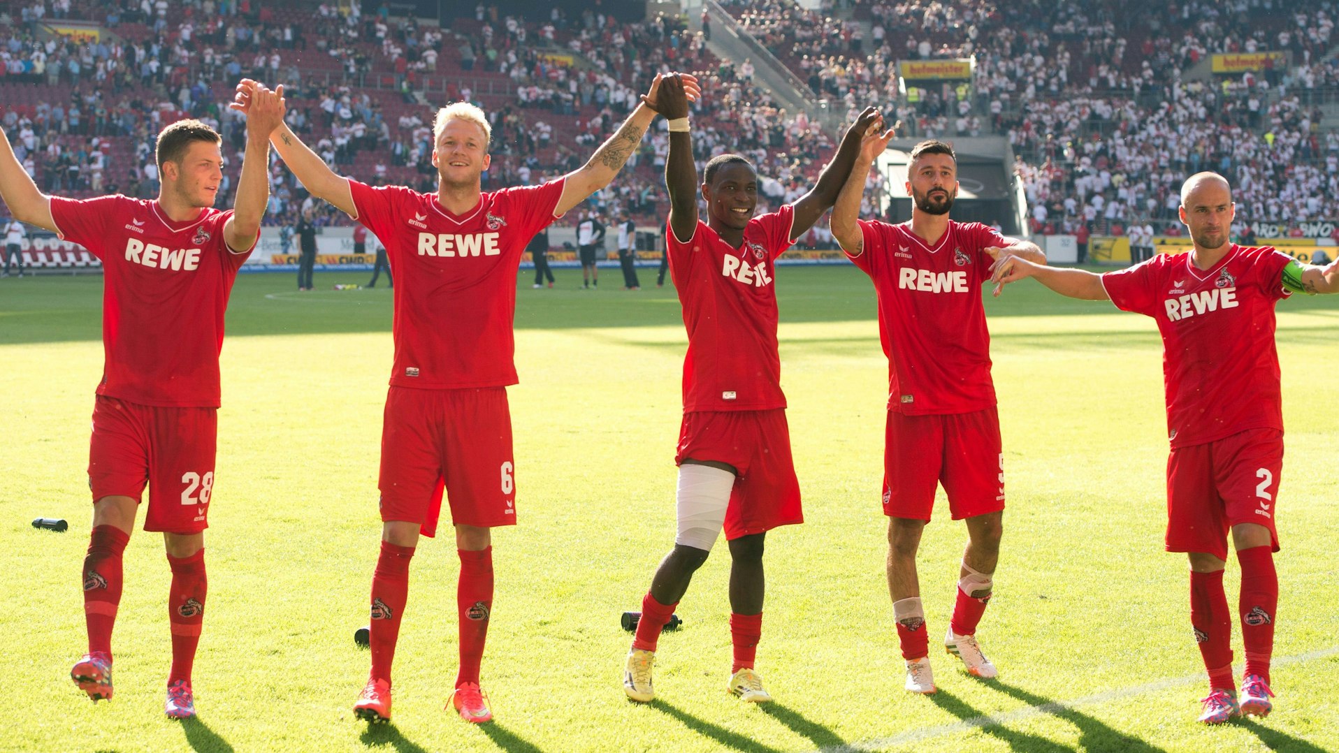 Die Kölner Spieler Kevin Wimmer (l-r), Kevin Vogt, Anthony Ujah, Dominic Maroh und Miso Brecko jubeln nach dem FC-Spiel in Stuttgart am 30. August 2014