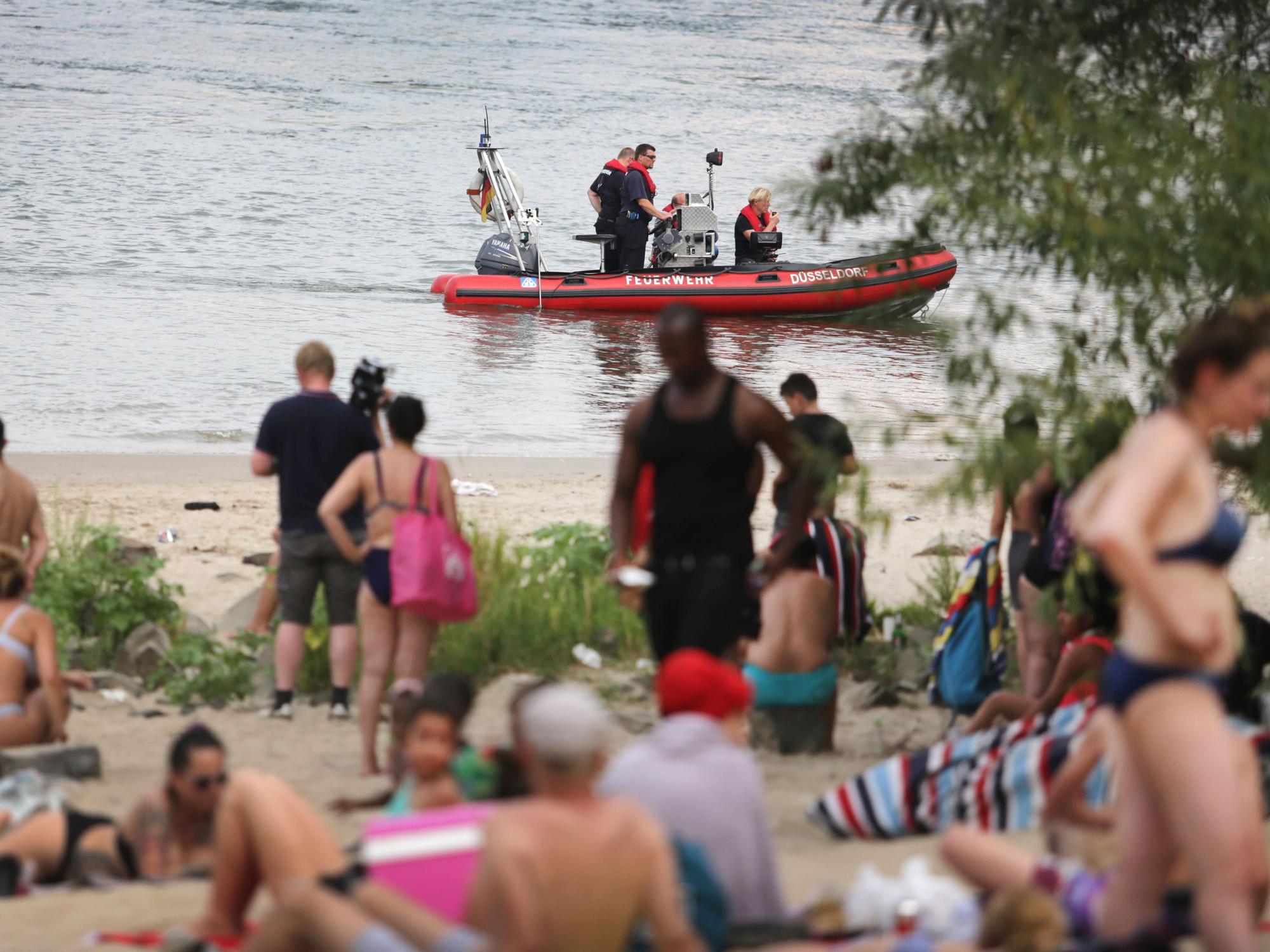 Am Paradiesstrand in Düsseldorf suchen Rettungskräfte nach einer vermissten Person, hier im August 2020.