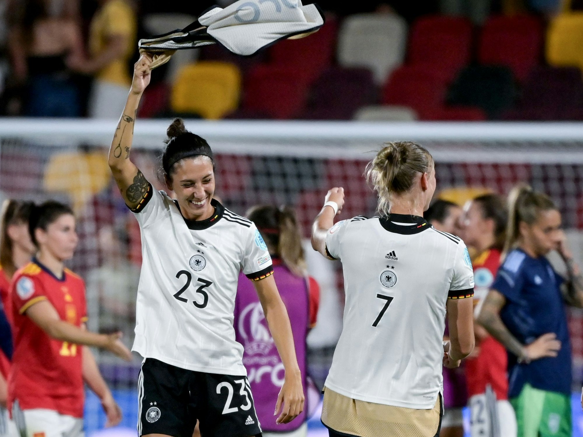 Sara Doorsoun jubelt neben Alexandra Popp.