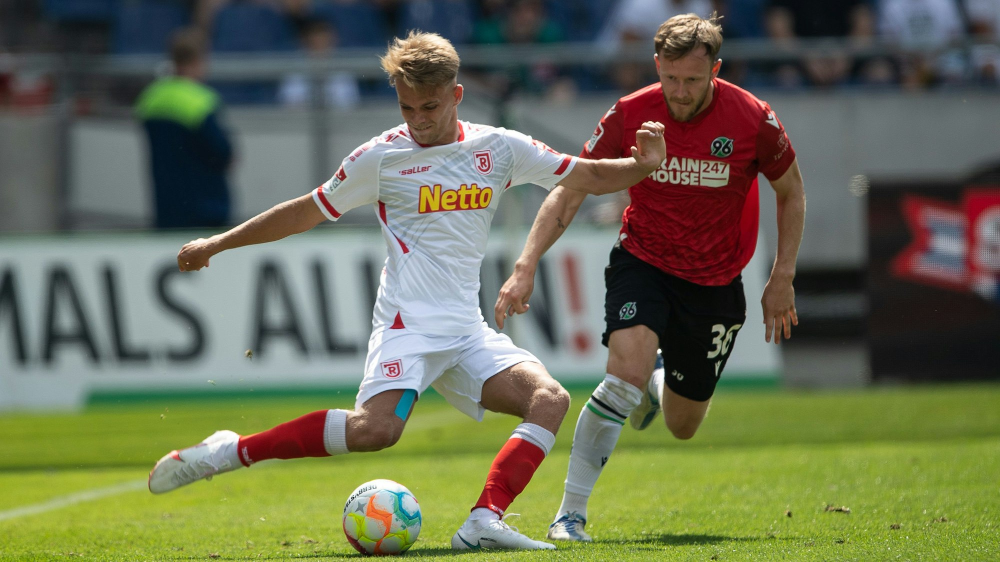 Nicklas Shipnoski im Zweikampf mit Hannovers Cedric Teuchert.