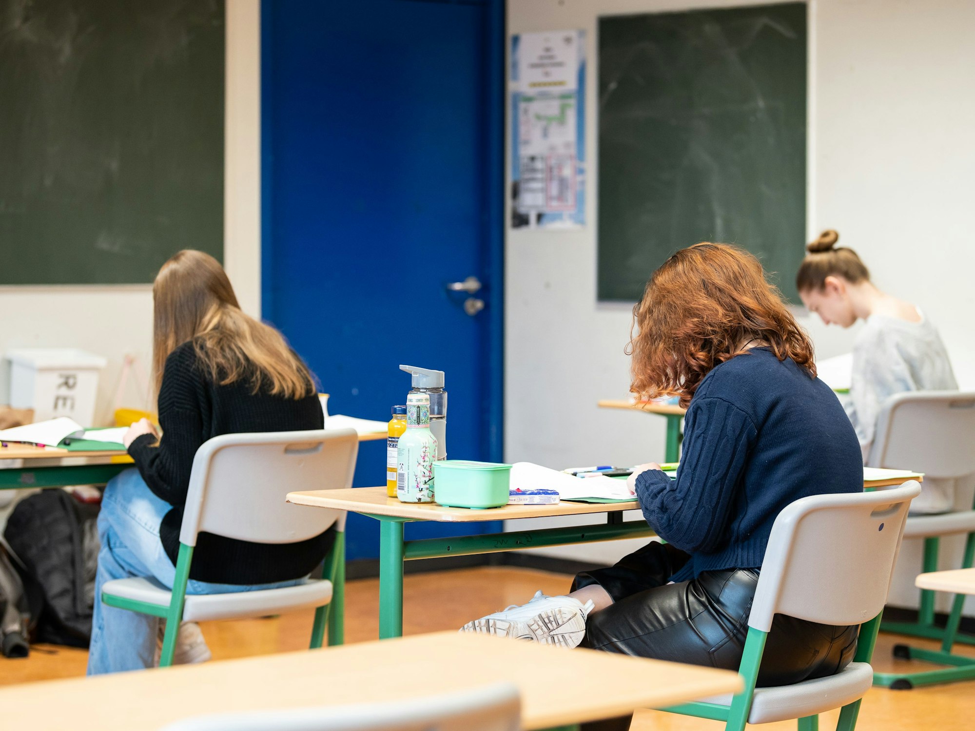 Schülerinnen und Schüler sitzen während der schriftlichen Abiturprüfung in Biologie in einem Klassenzimmer im Leibniz-Gymnasium, hier im April 2023.