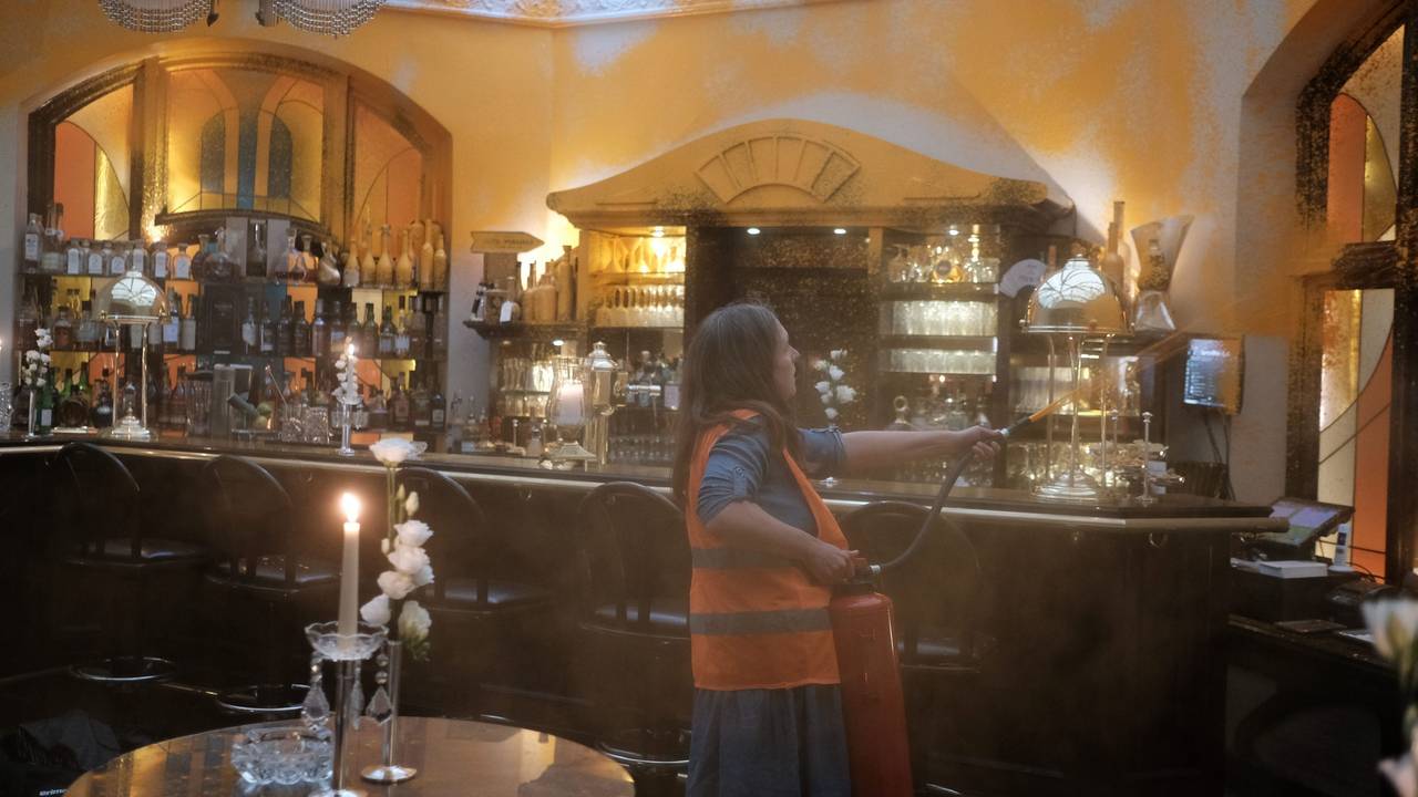 Eine Aktivistin der Letzten Generation versprüht in einem Fünf-Sterne-Hotel in Westerland auf der Nordseeinsel Sylt Farbe.