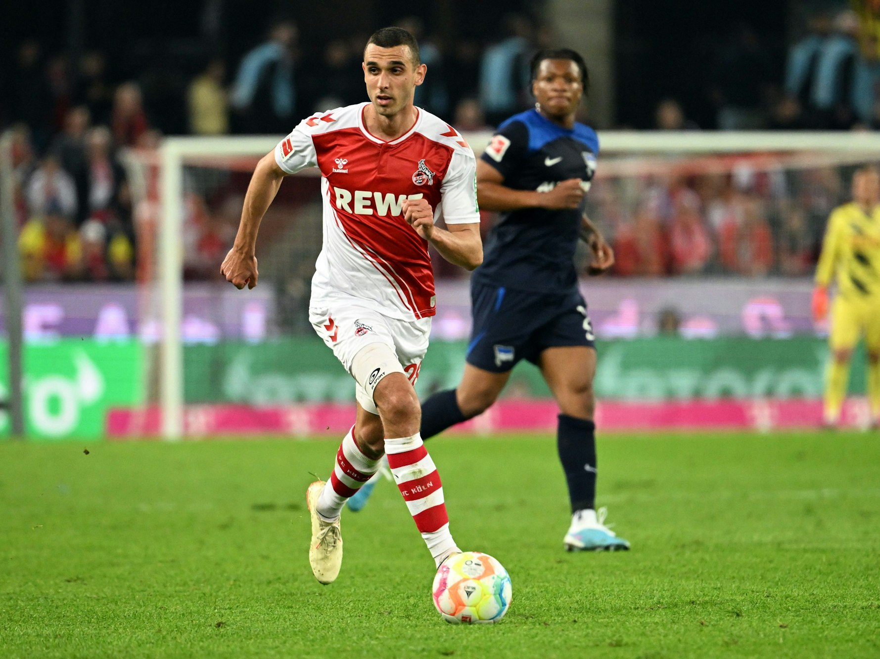 Kölns Ellyes Skhiri spielt den Ball. Nun ist sein Abgang aus Köln perfekt.