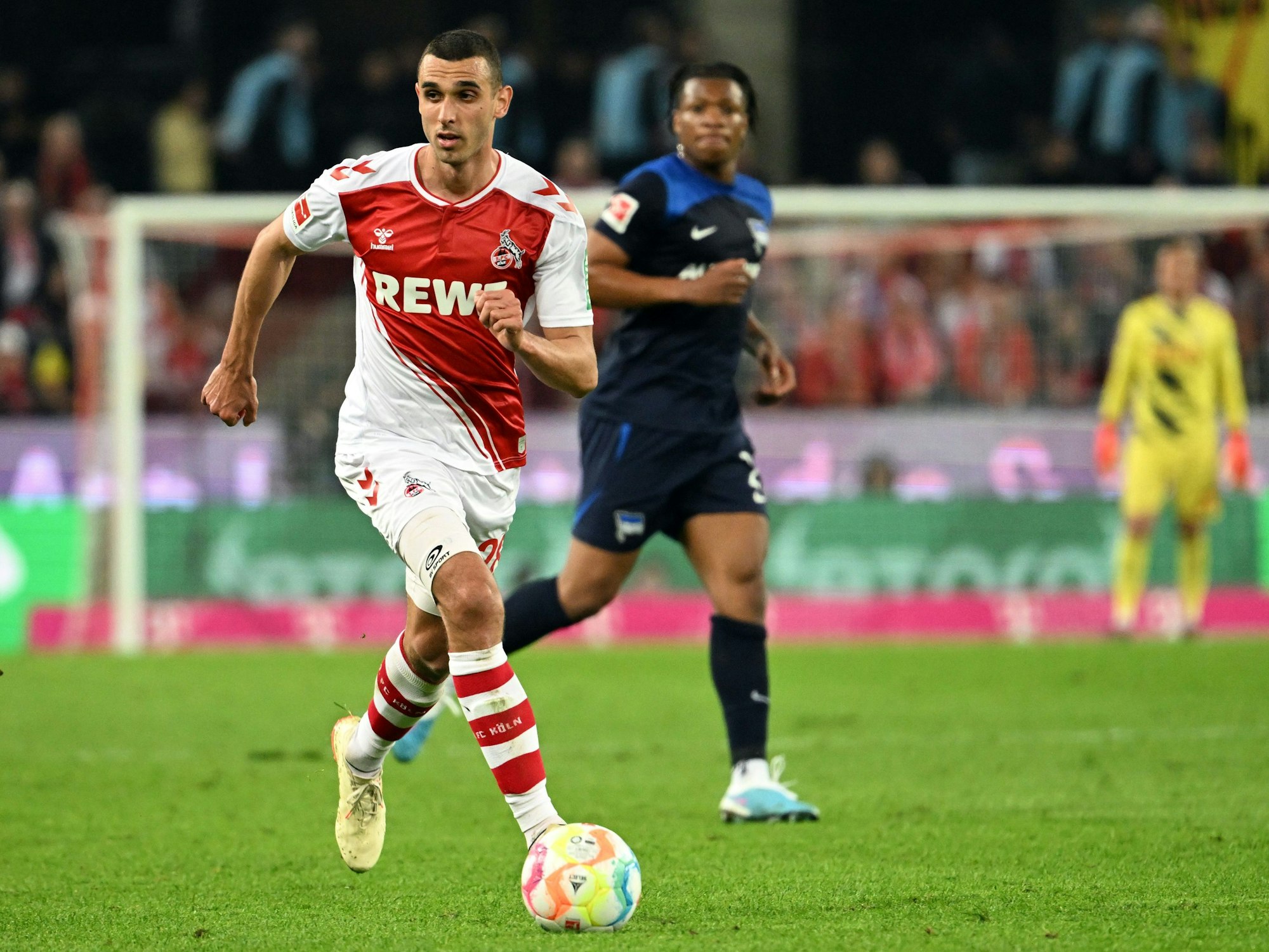 Ellyes Skhiri führt den Ball eng am Fuß.