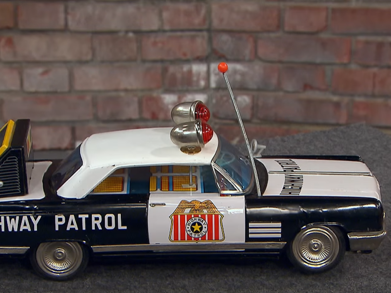 Das Flohmarkt-Objekt von „Bares für Rares“-Kandidat Thomas, hier auf einem Screenshot der Sendung vom 9. Juni 2023, ist noch komplett funktionsfähig.