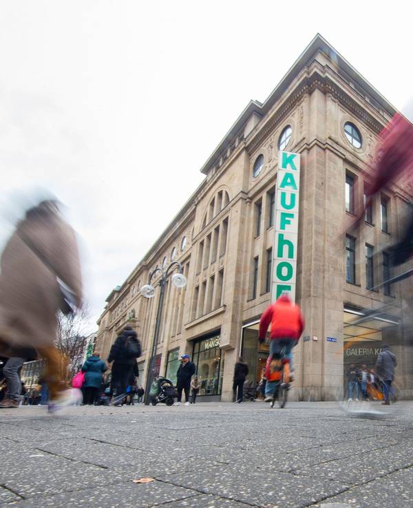 Menschen gehen an einer Kaufhof-Filiale an der Schildergasse in Köln (Foto vom 11. März 2023) vorbei.
