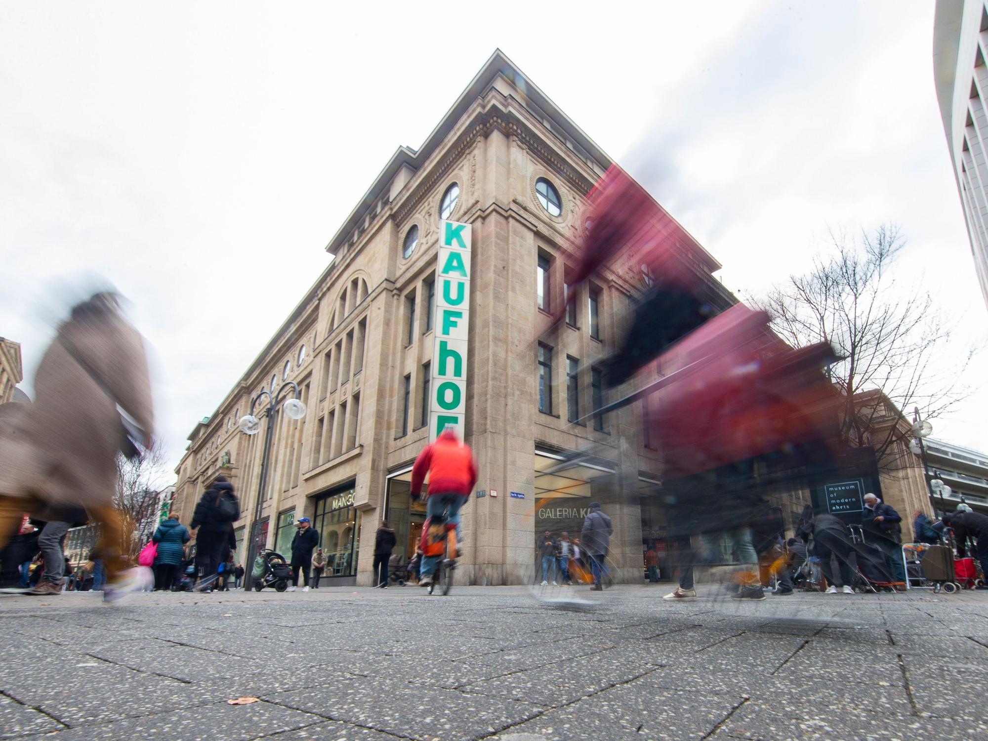 Menschen gehen an einer Kaufhof-Filiale an der Schildergasse in Köln (Foto vom 11. März 2023) vorbei.