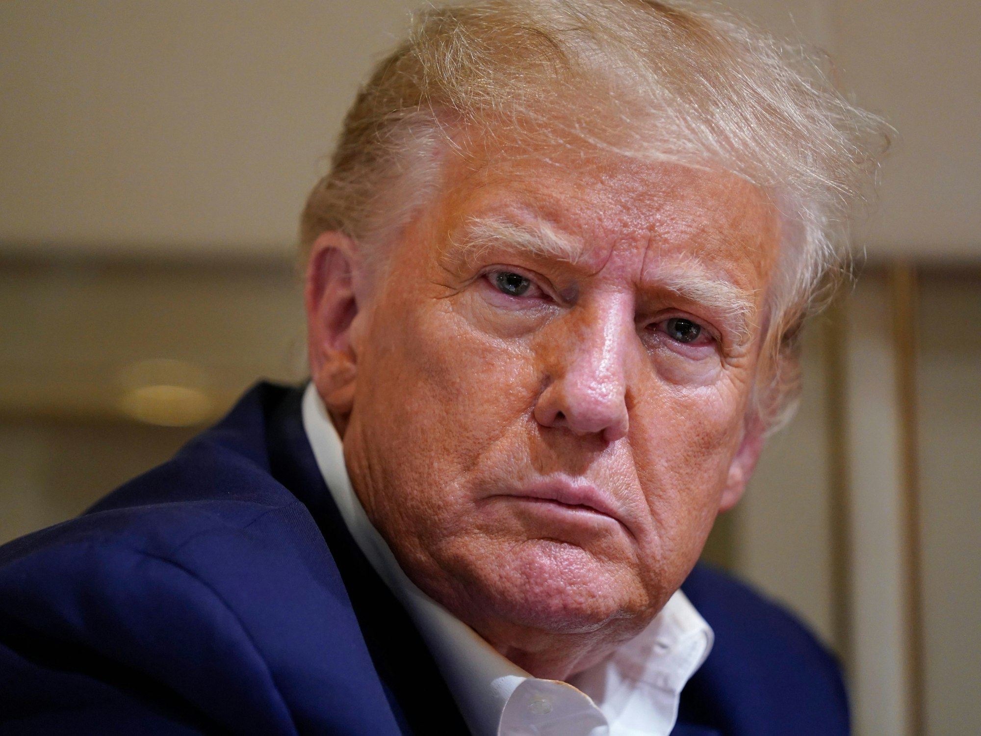 Donald Trump schaut in die Kamera.