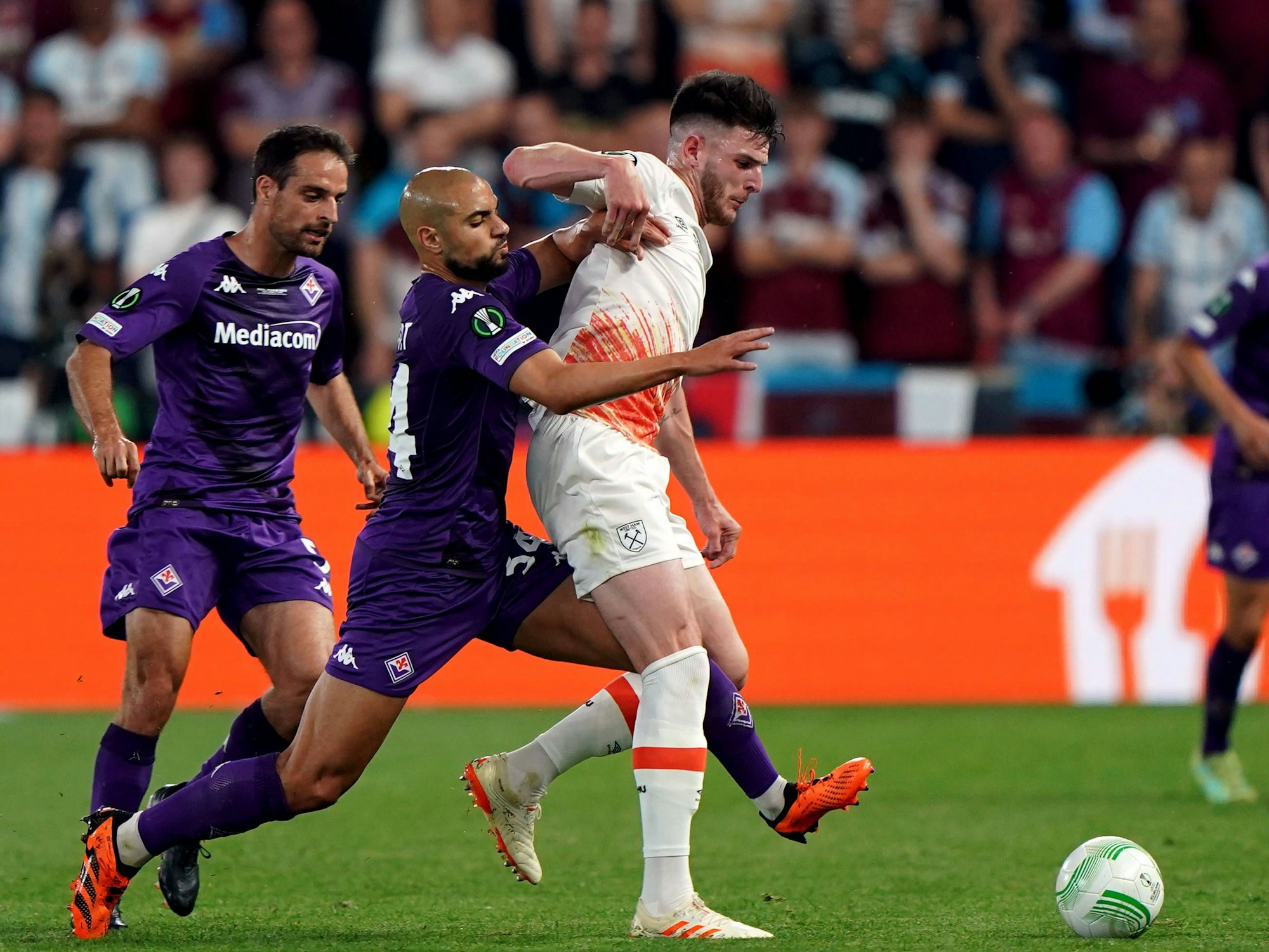 Declan Rice (r.) schirmt den Ball vor seinem Gegenspieler Sofyan Amrabat ab. Das Foto ist beim Finale der Conference League am 7. Juni in Prag entstanden.