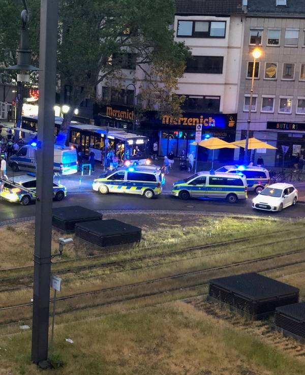 Diverse Polizei-Autos sind aus der Luft bei einem Einsatz am Kölner Chlodwigplatz zu sehen.