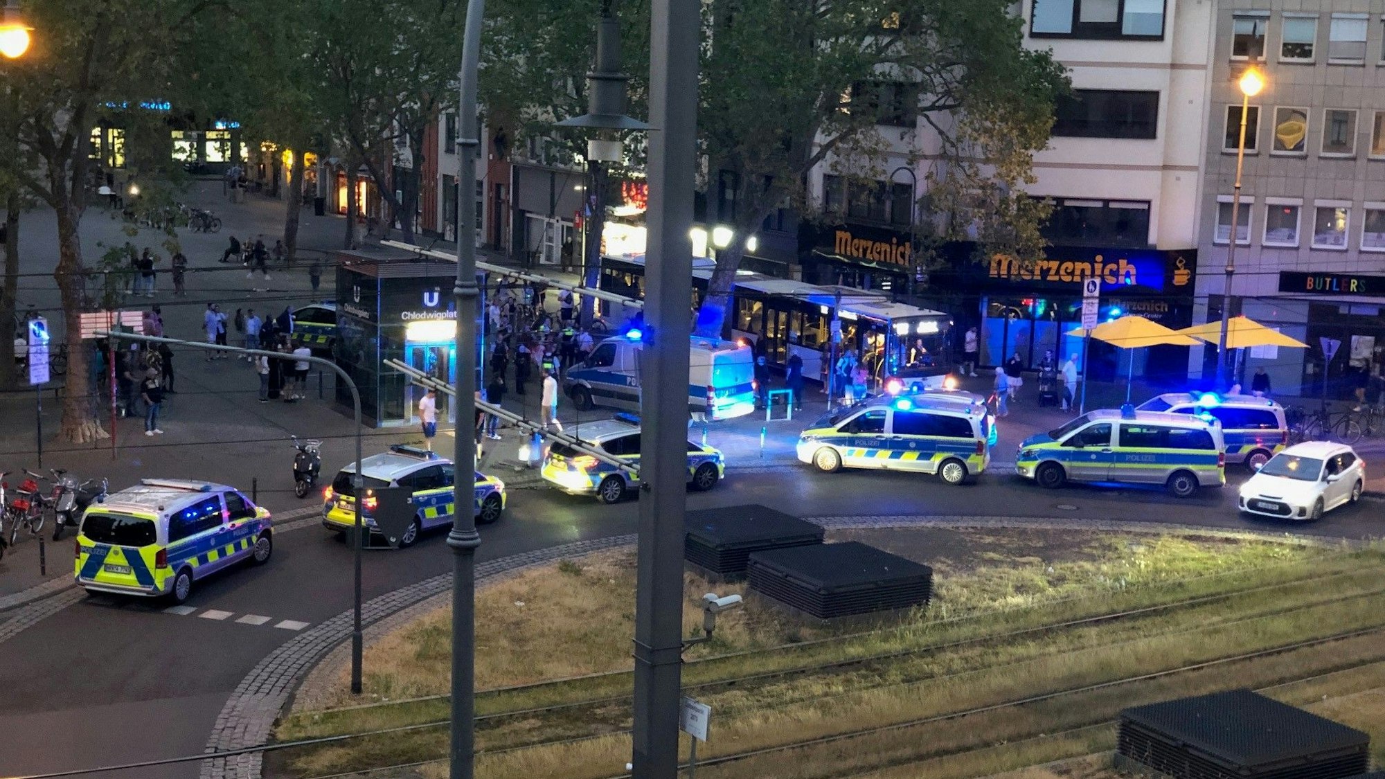 Diverse Polizei-Autos sind aus der Luft bei einem Einsatz am Kölner Chlodwigplatz zu sehen.
