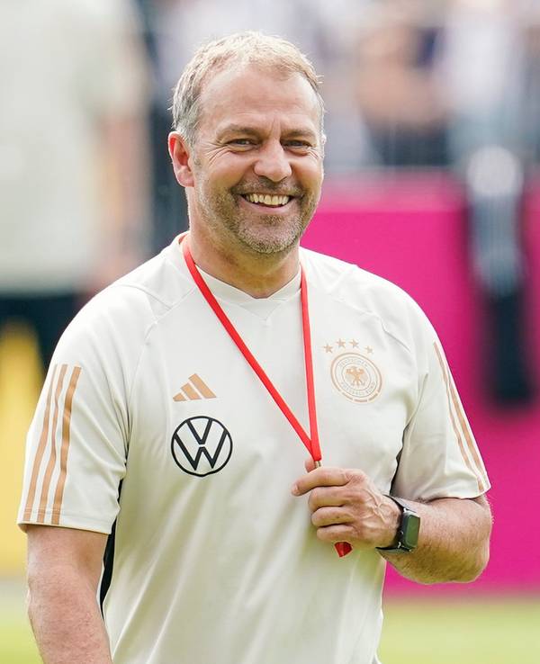 Nationaltrainer Hansi Flick lacht.