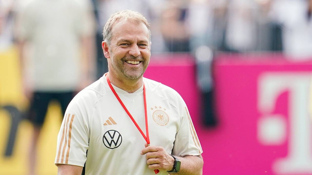 Nationaltrainer Hansi Flick lacht.