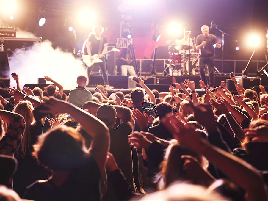 Kasalla bei ihrem Auftritt beim „OpenAirPort“-Festival 2022.