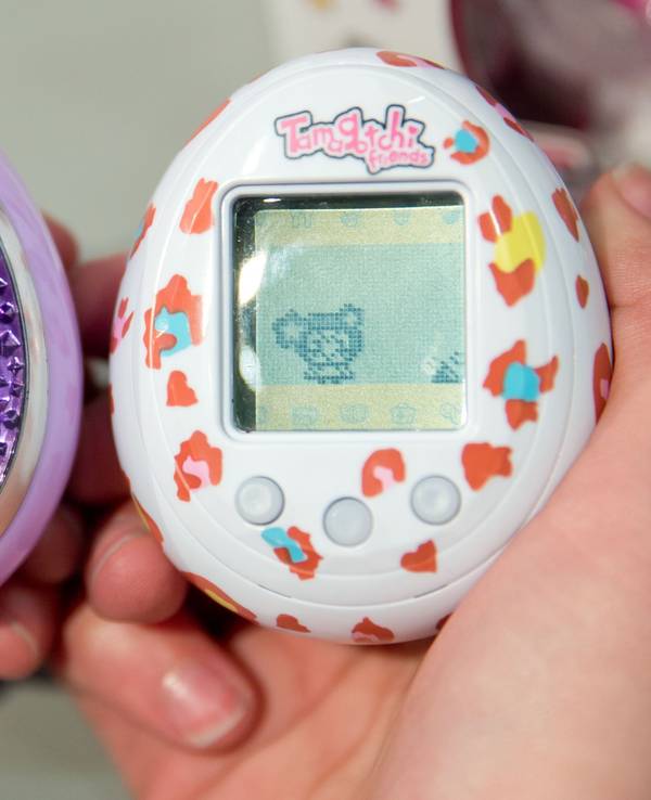 Zwei Tamagotchis des Herstellers Bandai werden während der 65. Internationalen Spielwarenmesse in Händen gehalten, hier im Januar 2014 in Nürnberg.