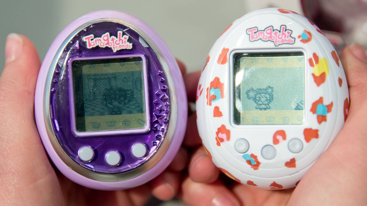Zwei Tamagotchis des Herstellers Bandai werden während der 65. Internationalen Spielwarenmesse in Händen gehalten, hier im Januar 2014 in Nürnberg.
