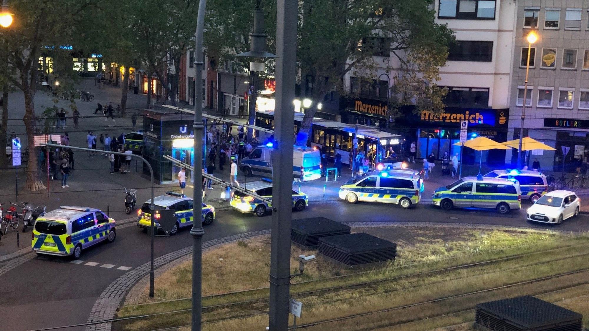 Mehrere Polizeifahrzeuge stehen nachts am Chlodwigplatz.