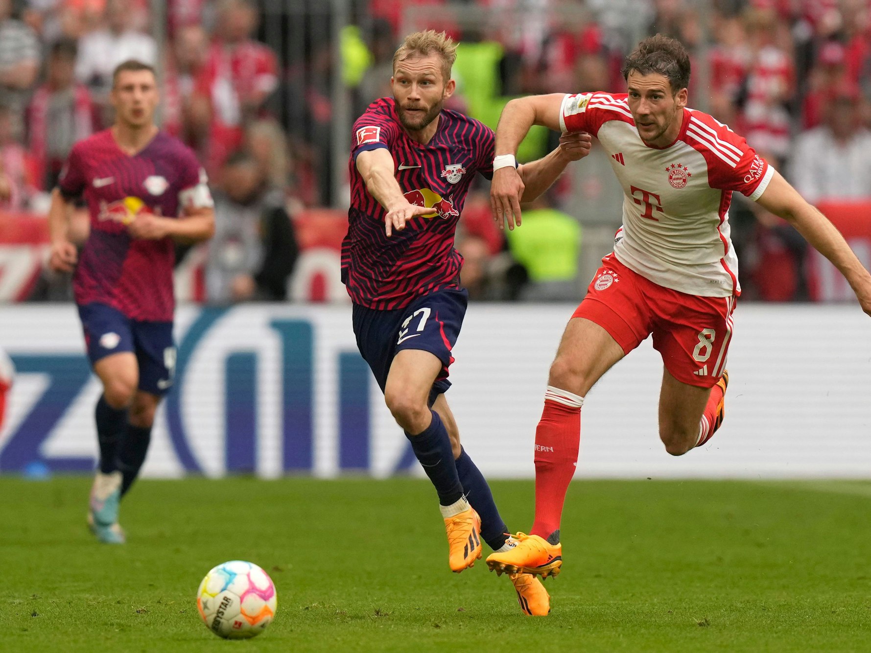 Leon Goretzka im Duell mit Konrad Laimer.