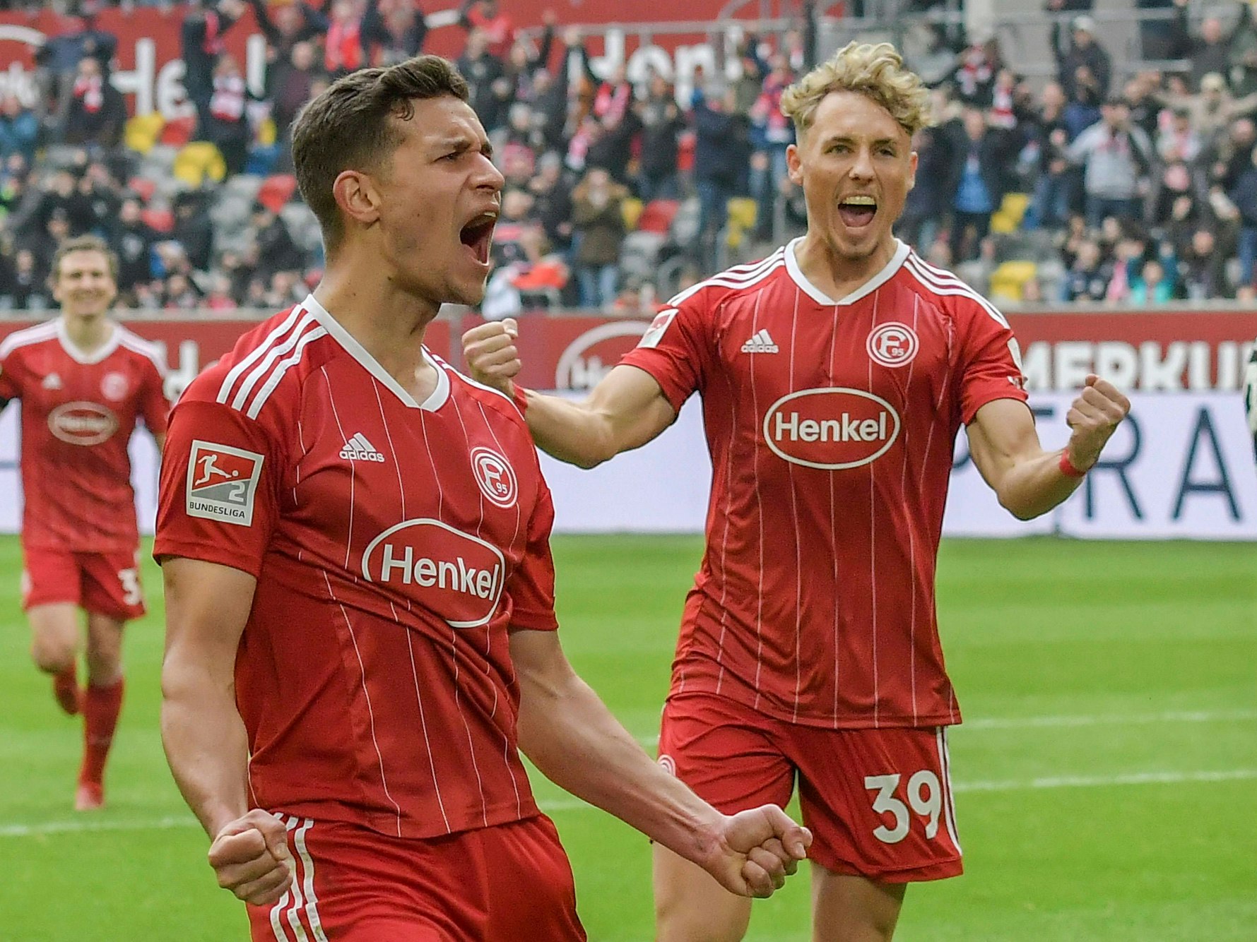 Die Düsseldorfer Jona Niemiec und Tim Oberdorf jubeln am 12. Februar 2023 im Spiel gegen den SV Sandhausen.