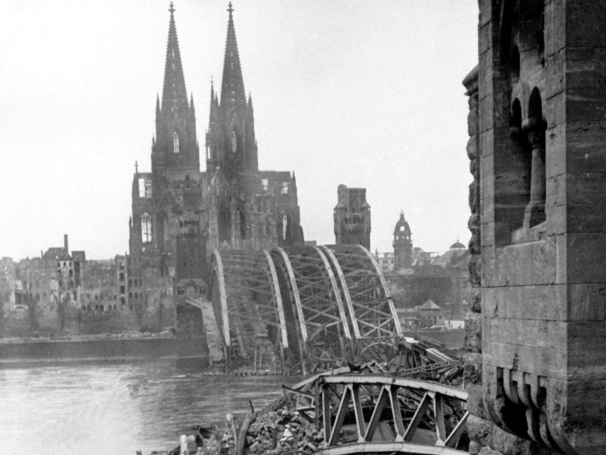 Der Kölner Dom hinter Hohenzollernbrücke, die im Zweiten Weltkrieg zerstört wurde.