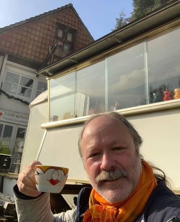 Markus Reinecke, hier auf einem Instagram-Beitrag vom Februar 2023, hält eine Tasse in die Kamera.