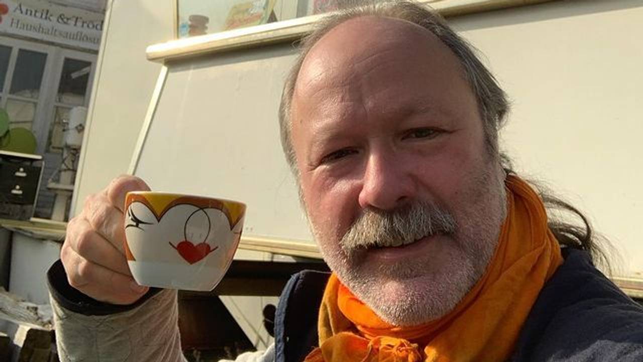 Markus Reinecke, hier auf einem Instagram-Beitrag vom Februar 2023, hält eine Tasse in die Kamera.