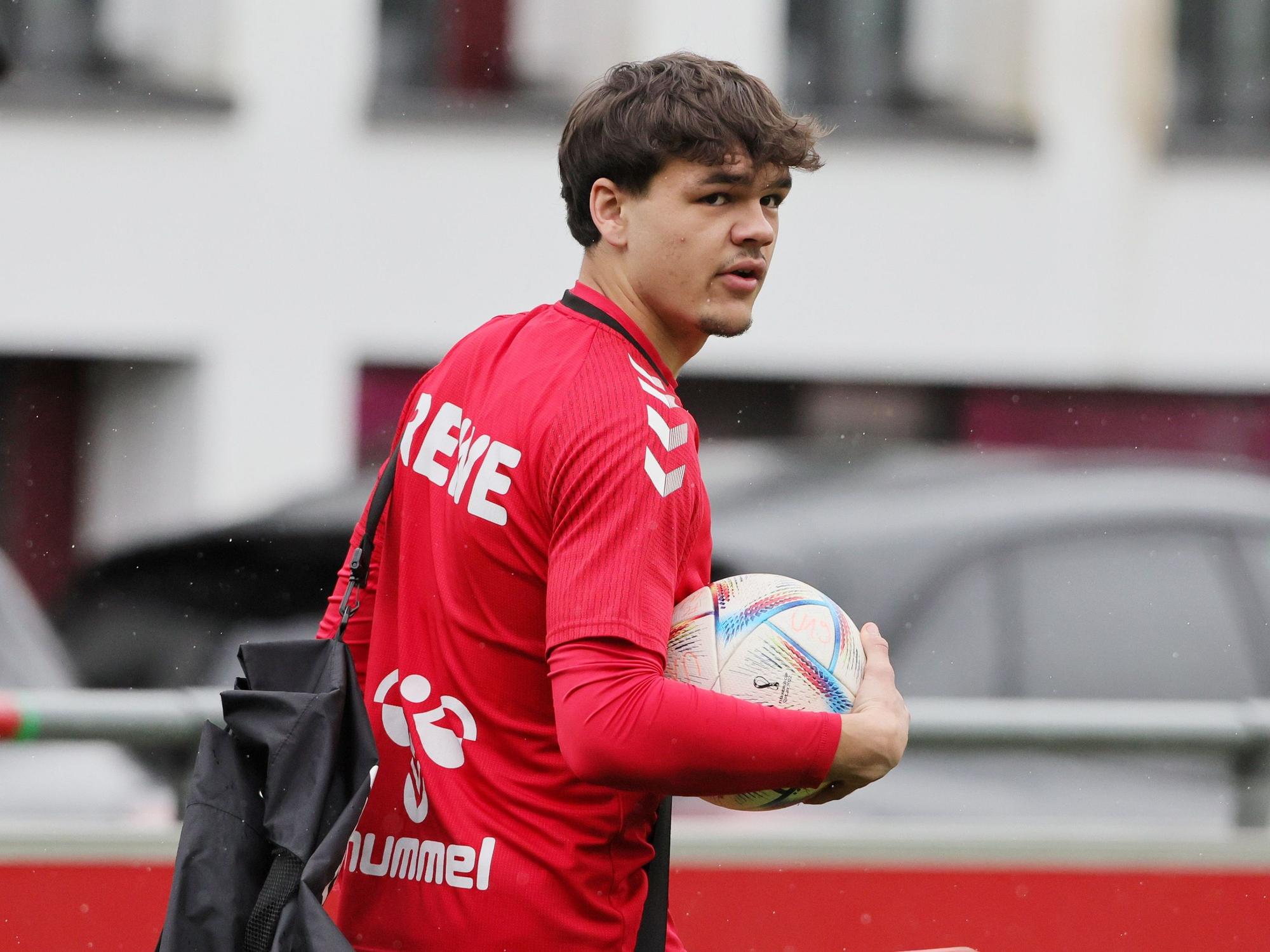 Max Finkgräfe trägt einen Ball.