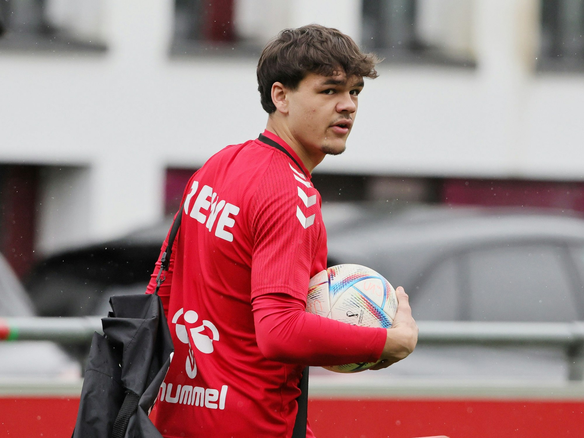 Max Finkgräfe trägt einen Ball.