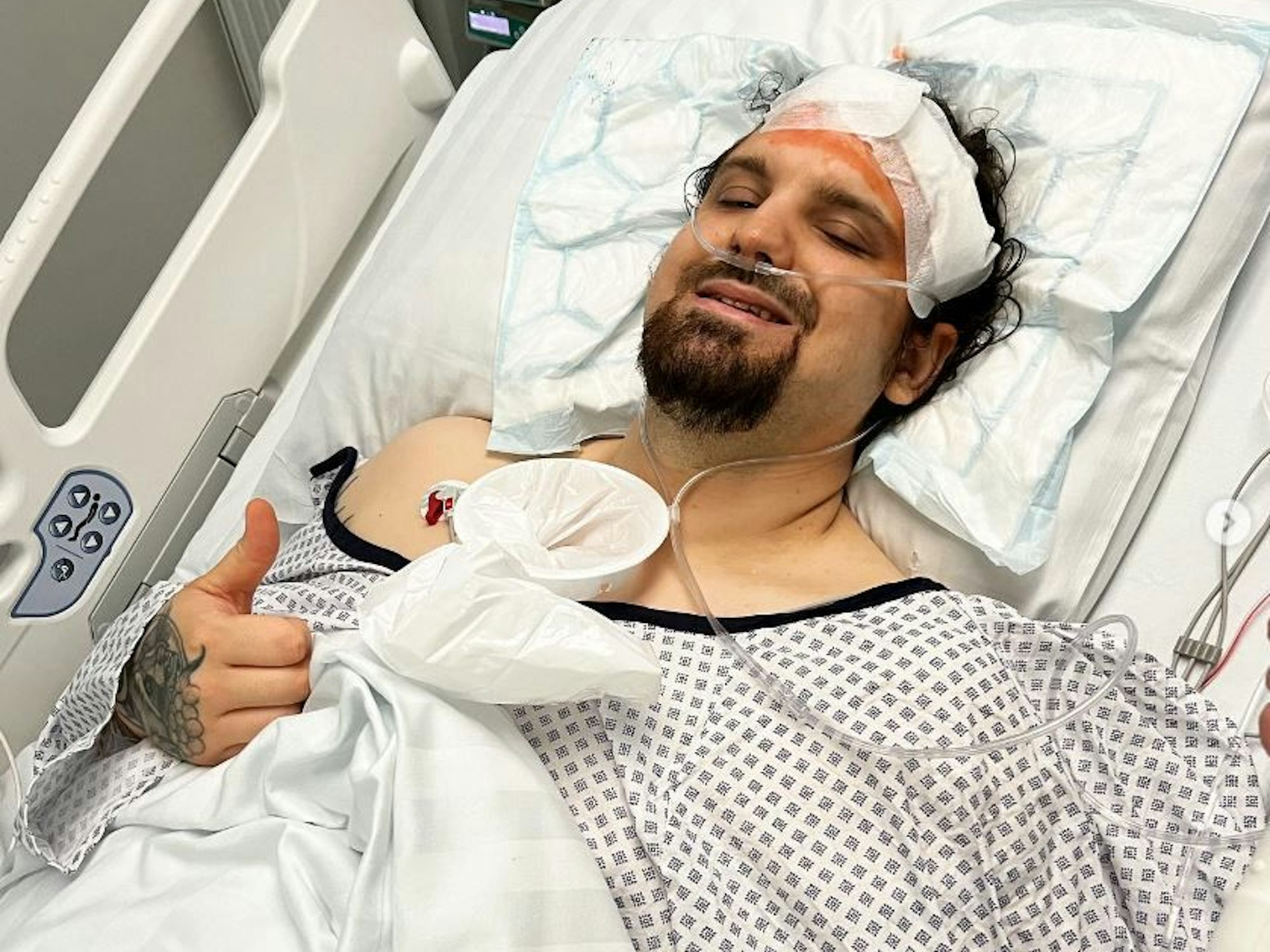 Der Kölner Johannes Olk nach seiner OP auf dem Krankenbett. Er leidet an einem aggressiven Hirntumor.