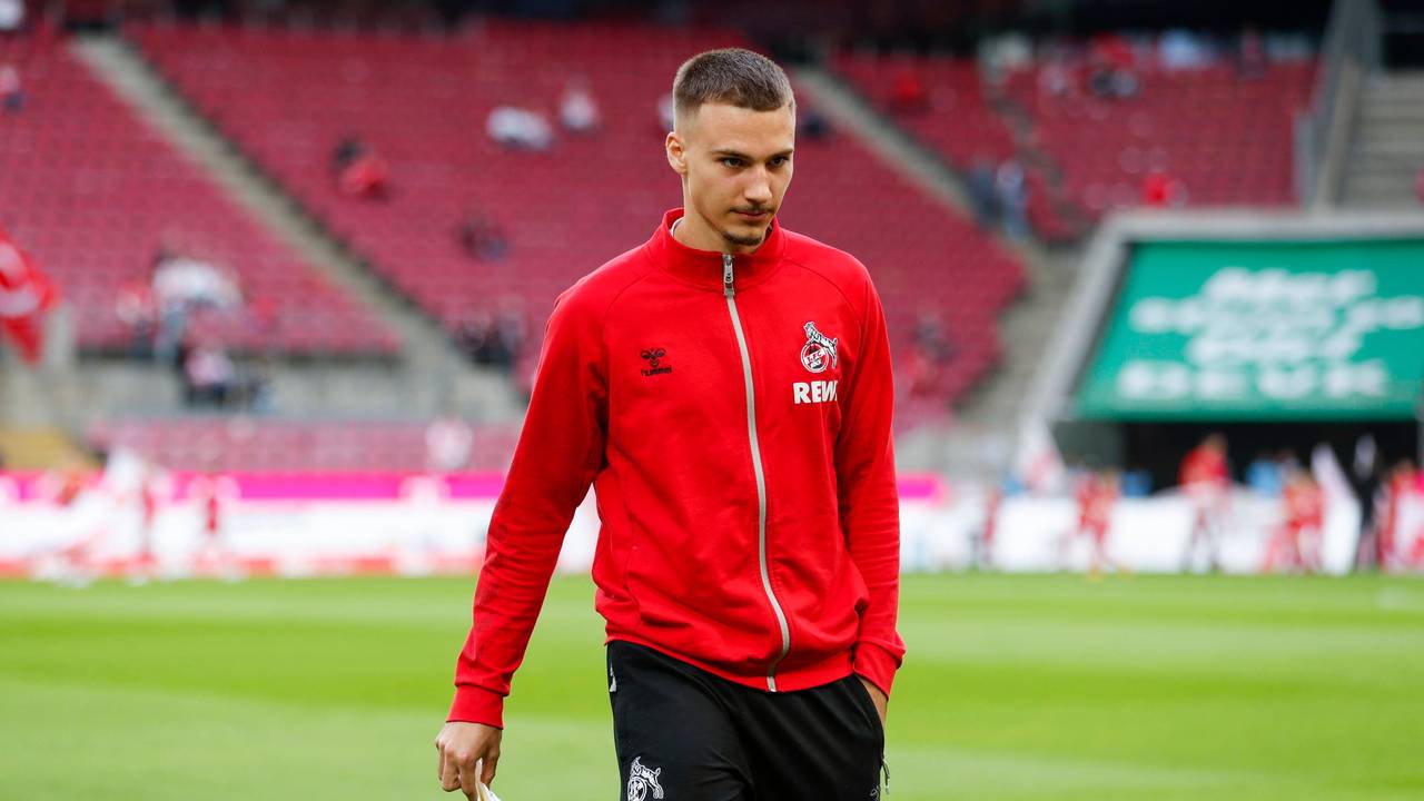 Tim Lemperle geht über den Rasen des Rhein-Energie-Stadions.