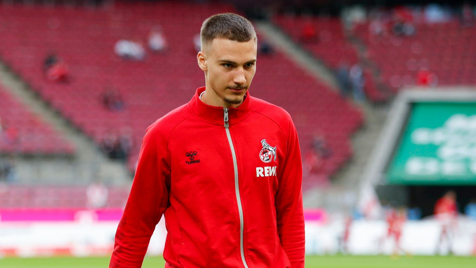 Tim Lemperle geht über den Rasen des Rhein-Energie-Stadions.