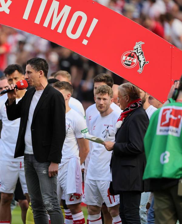 Christian Keller hält eine Rede im Rhein-Energie-Stadion.