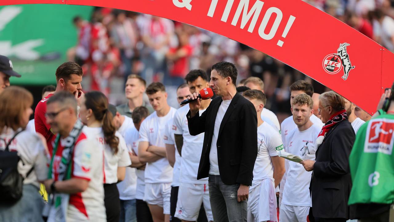 Christian Keller hält eine Rede im Rhein-Energie-Stadion.