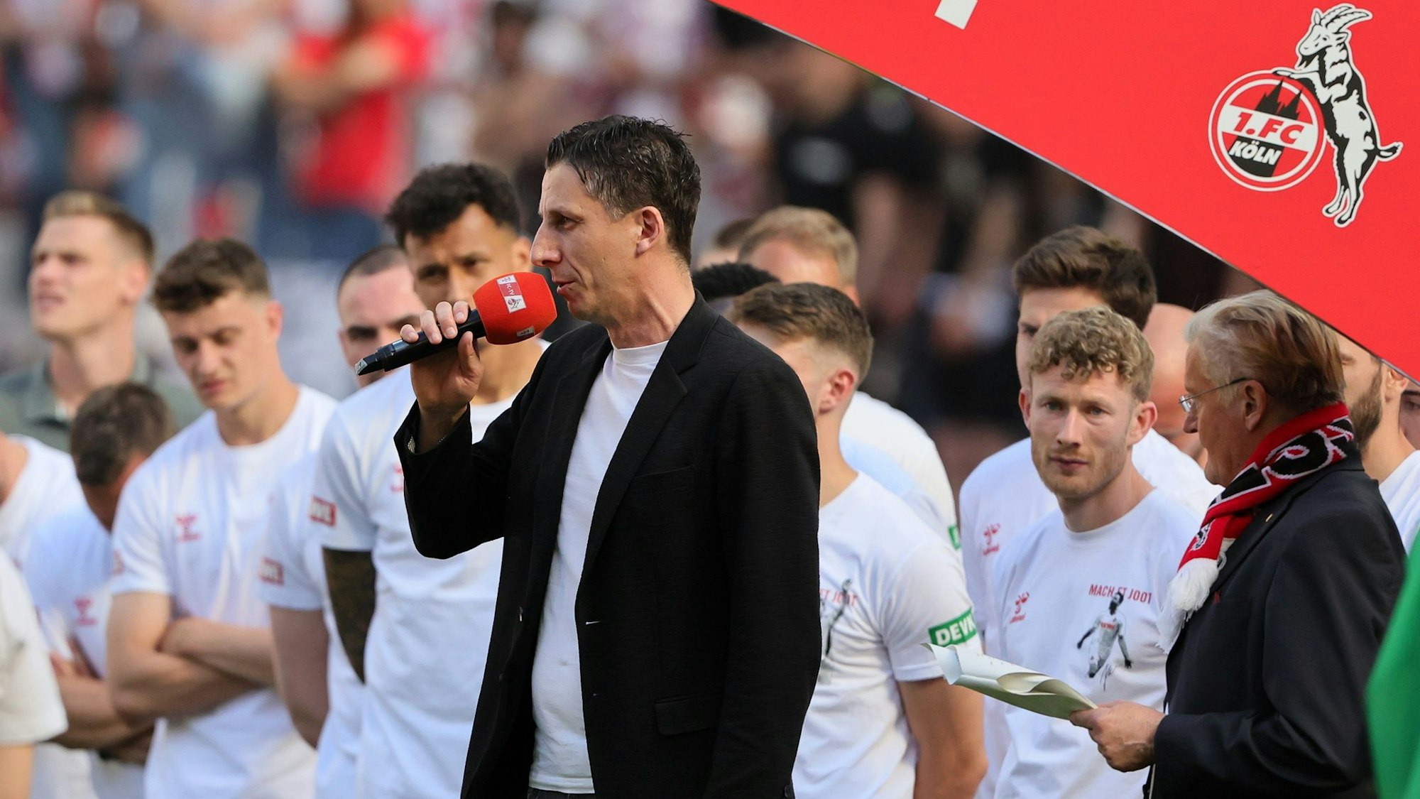 Christian Keller hält eine Rede im Rhein-Energie-Stadion.