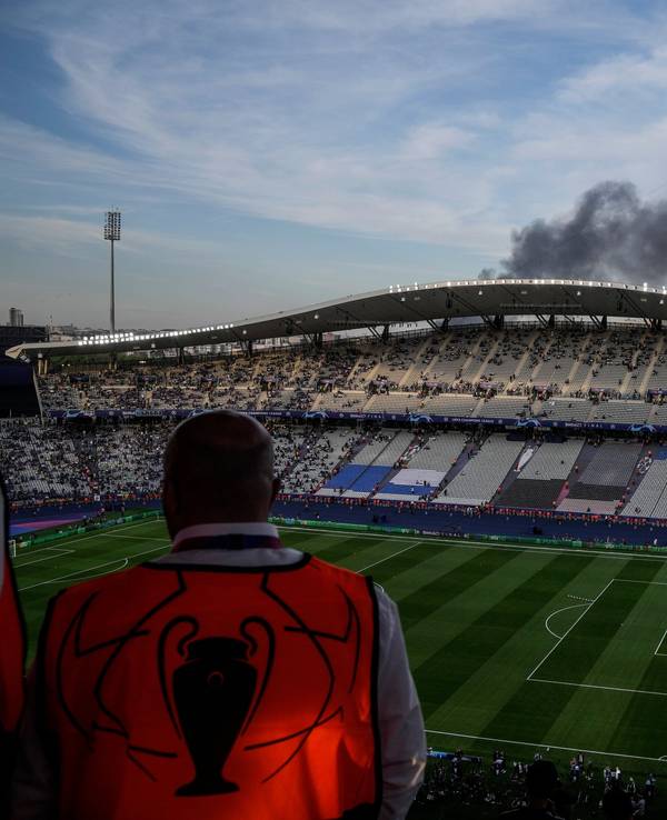 Vor dem Finale der Champions League sind dunkle Rauchwolken am Atatürk-Stadion zu sehen.