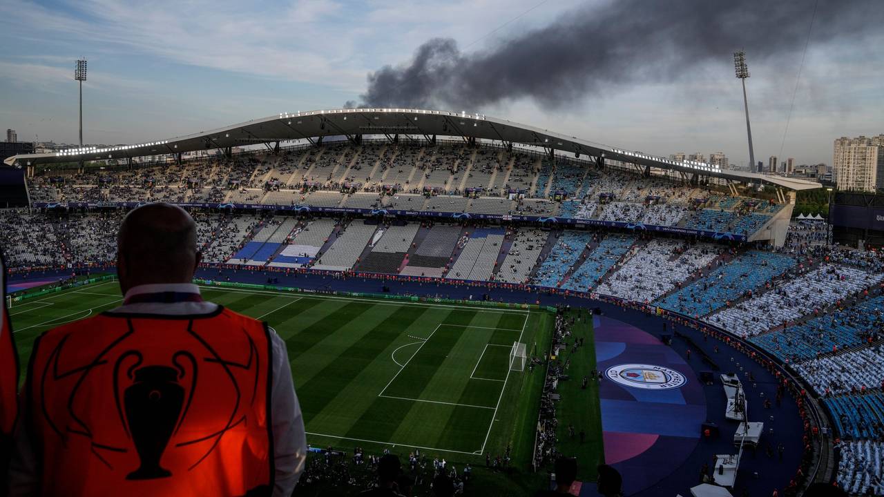 Vor dem Finale der Champions League sind dunkle Rauchwolken am Atatürk-Stadion zu sehen.