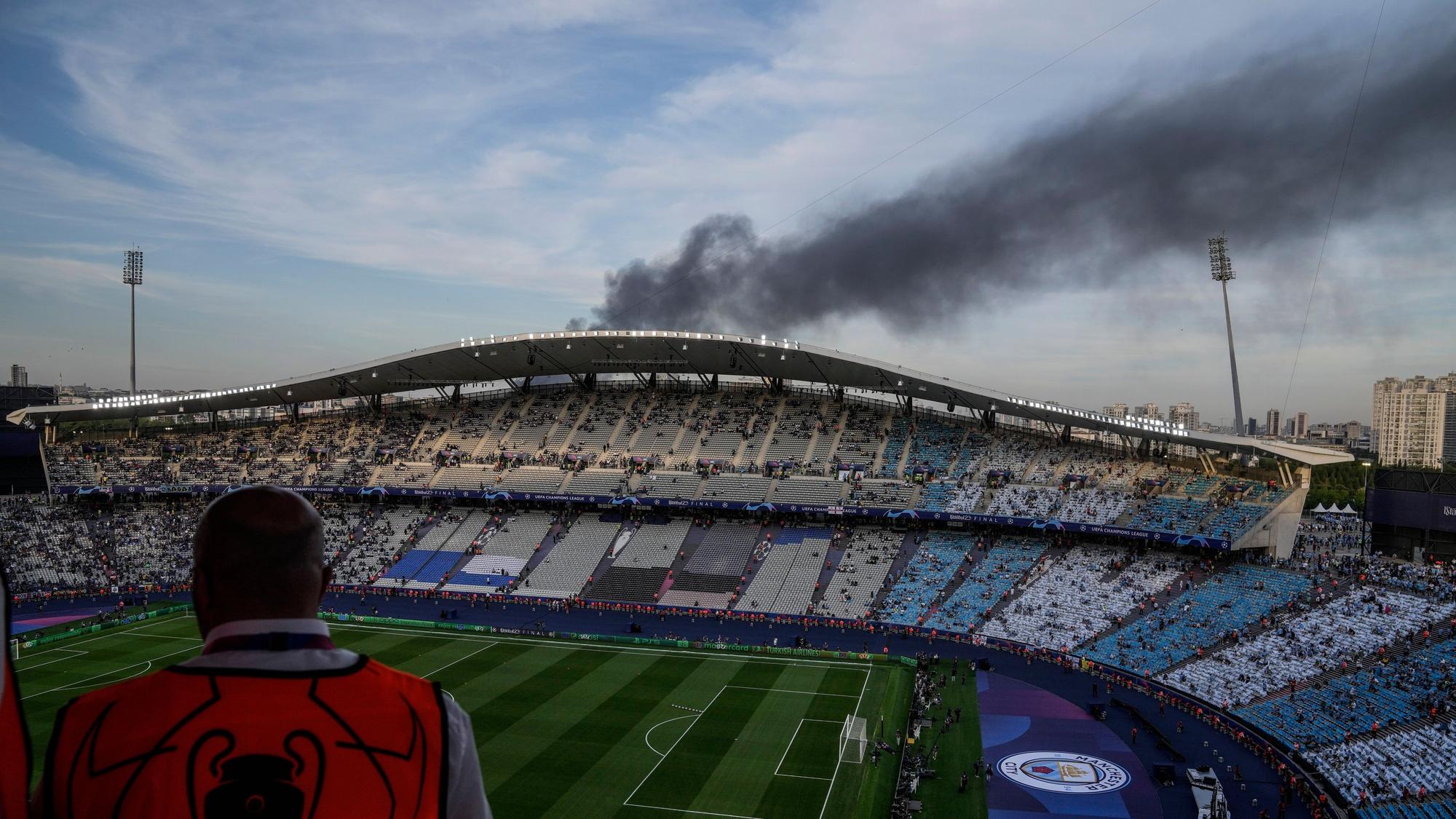 Vor dem Finale der Champions League sind dunkle Rauchwolken am Atatürk-Stadion zu sehen.