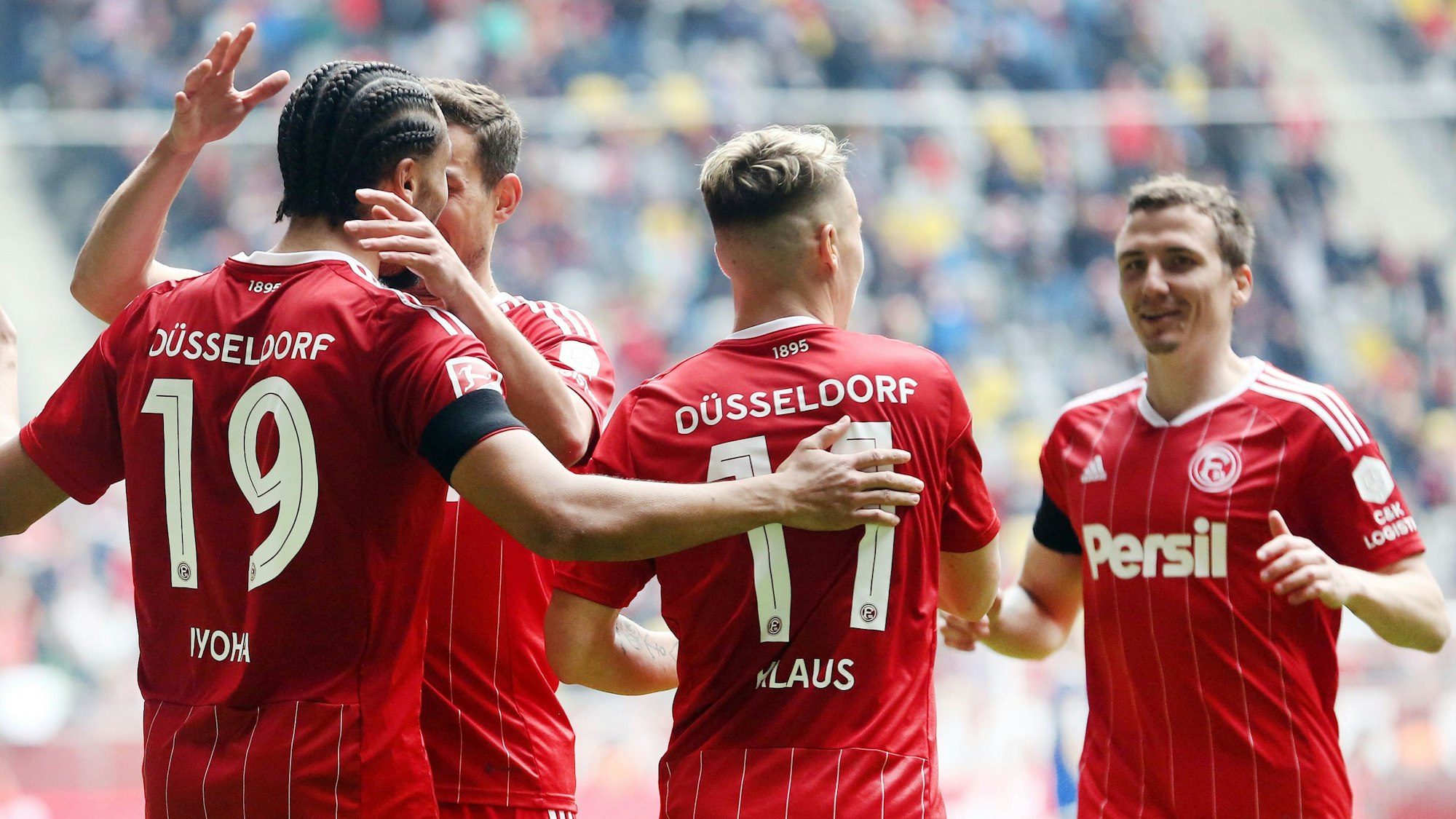 Marcel Sobottka jubelt mit seinen Düsseldorfer Teamkollegen im Spiel gegen Darmstadt 98.