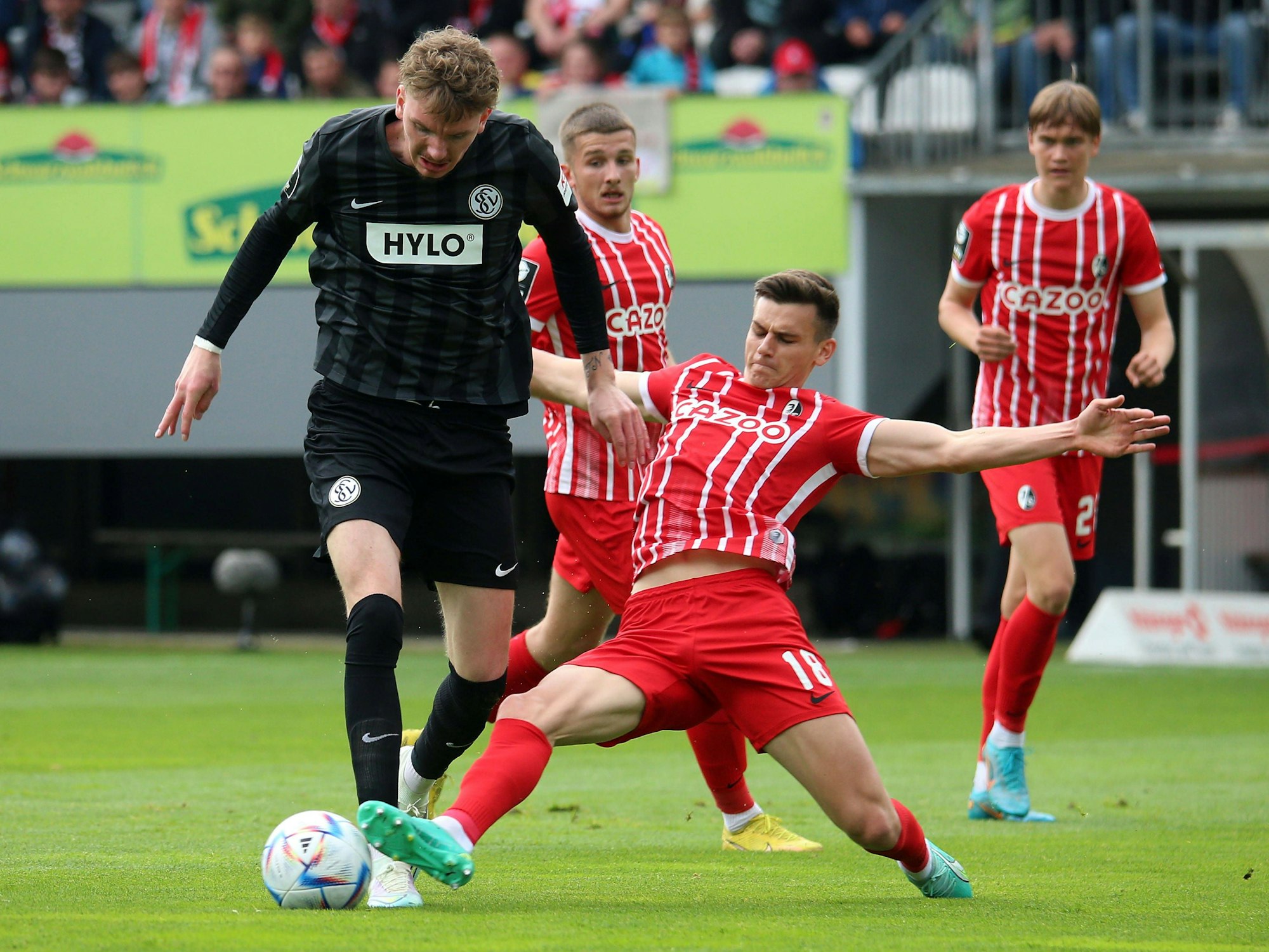 Yannik Engelhardt im Zweikampf mit Nick Woltemade